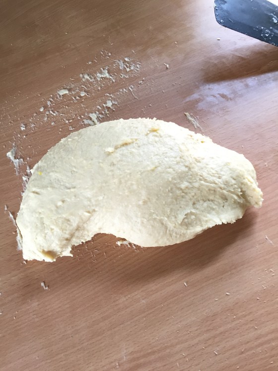 la masa, ahora ya más manejable pero pegajosilla.