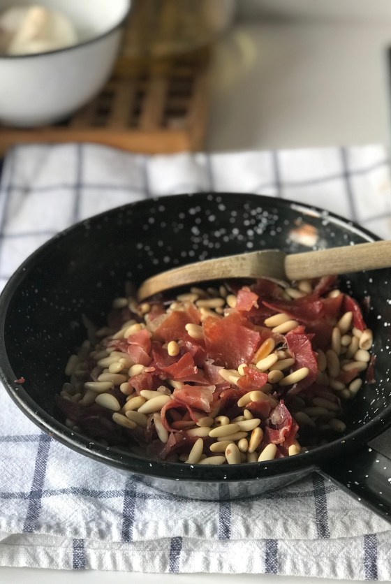 Pastel de setas y piñones